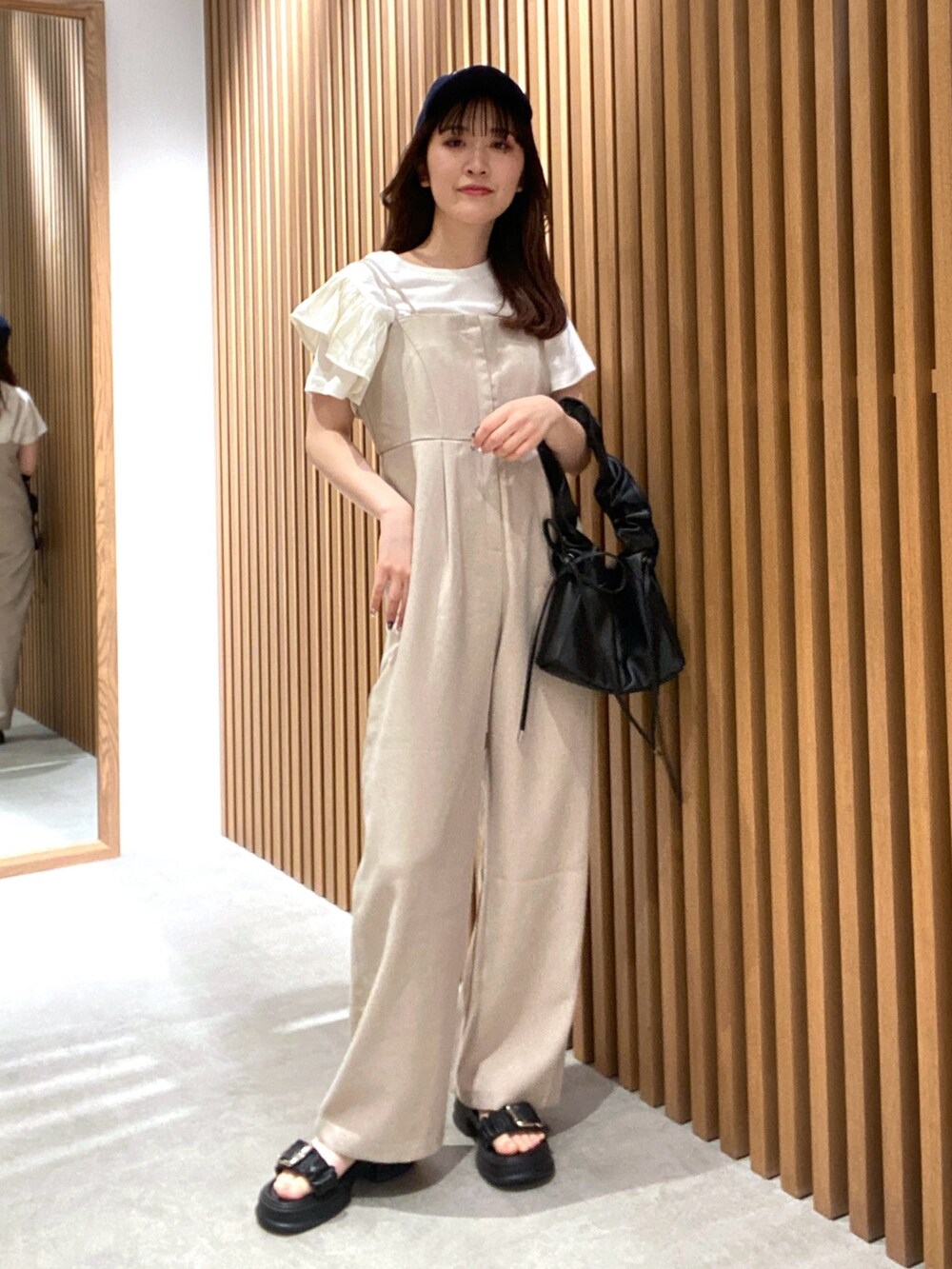 ベージュ系のつなぎ/オールインワン、ホワイト系のTシャツ/カットソー、ブラック系のサンダルを着用したレディースの夏コーディネートの5枚目の写真