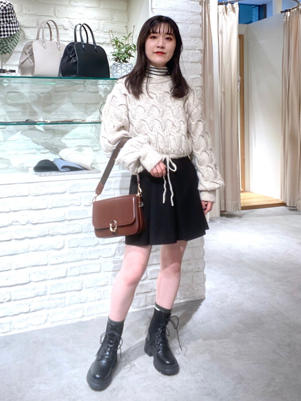 ホワイト系のニット/セーター、ホワイト系のニット/セーター、ブラック系のその他パンツを着用したレディースの冬コーディネートの2枚目の写真