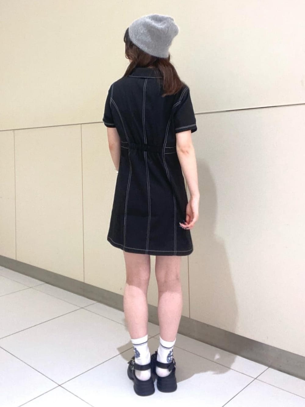 ブラック系のワンピース、ブラック系のサンダル、シルバー系のネックレスを着用したレディースの春コーディネートの3枚目の写真