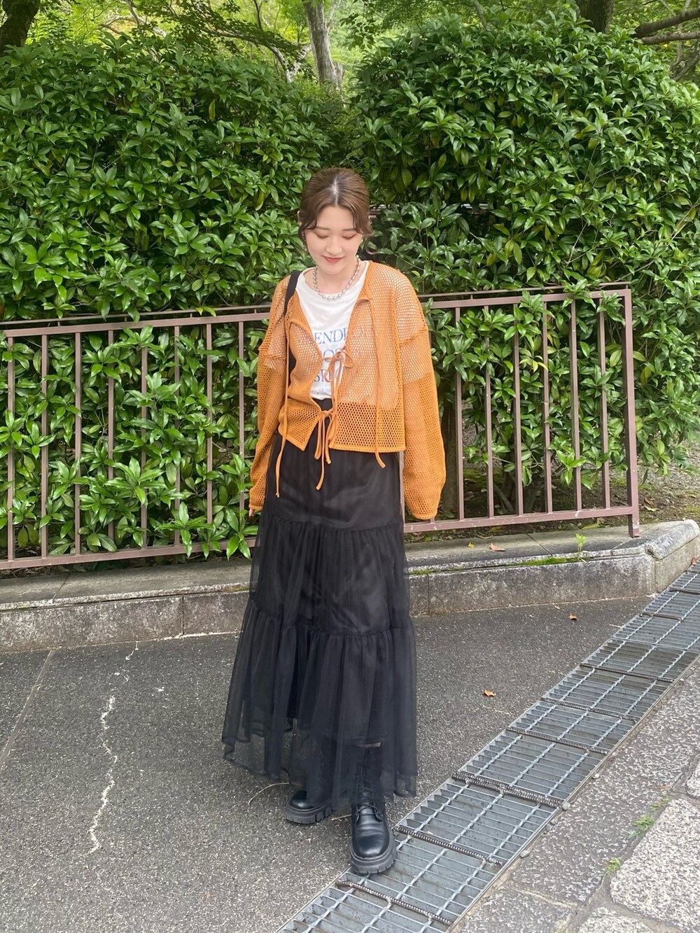 ブラウン系のTシャツ/カットソー、ブラック系のスカート、シルバー系のネックレスを着用したレディースの夏コーディネートの3枚目の写真