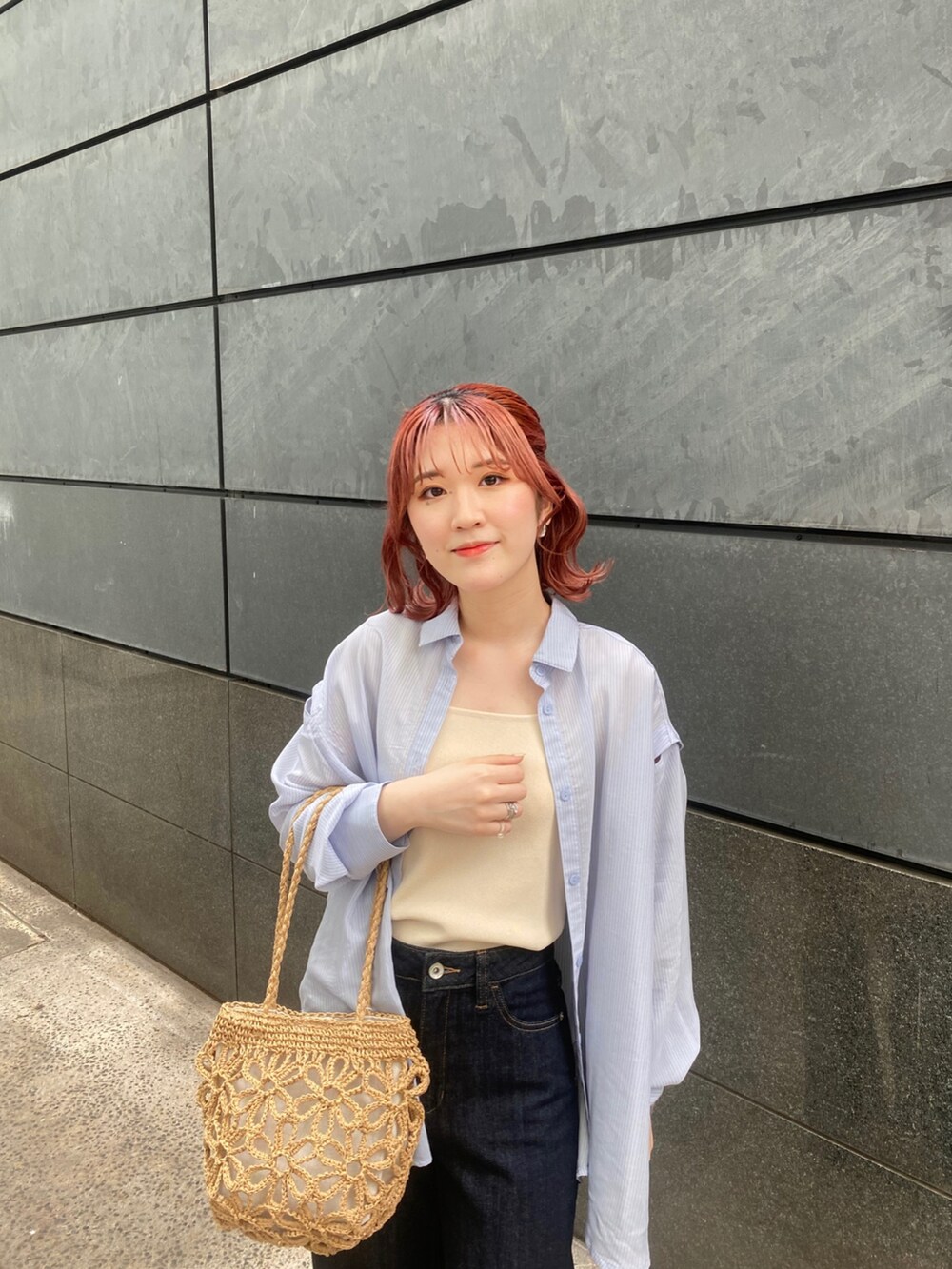 ブルー系のシャツ/ブラウス、ホワイト系のニット/セーター、ブルー系のデニムパンツを着用したレディースの春コーディネートの5枚目の写真