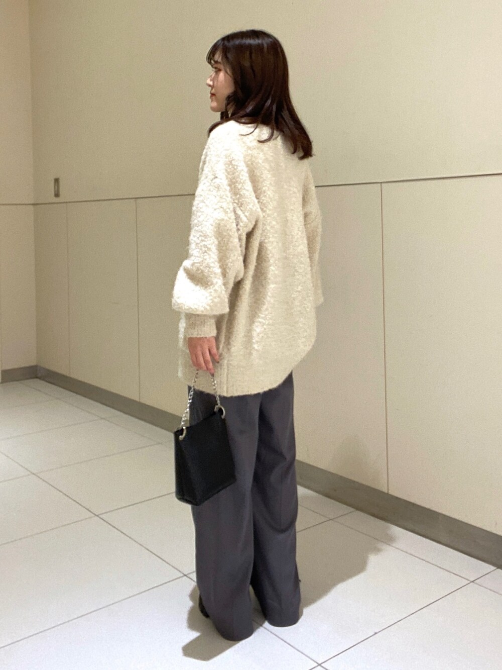 ホワイト系のカーディガン/ボレロ、グレー系のその他パンツ、ホワイト系のキャミソールを着用したレディースの秋コーディネートの3枚目の写真