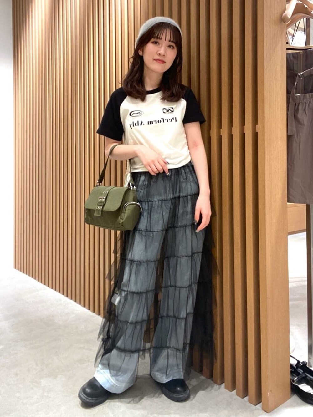 ホワイト系のTシャツ/カットソー、ブルー系のデニムパンツ、ブラック系のスカートを着用したレディースの夏コーディネートの2枚目の写真