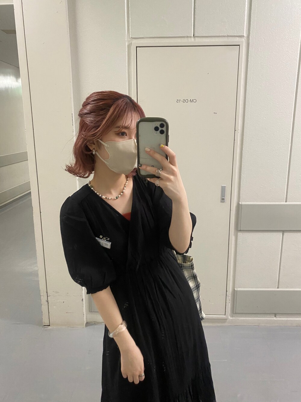 ブラック系のワンピース、ホワイト系のショルダーバッグ、レッド系のニット/セーターを着用したレディースの春コーディネートの5枚目の写真