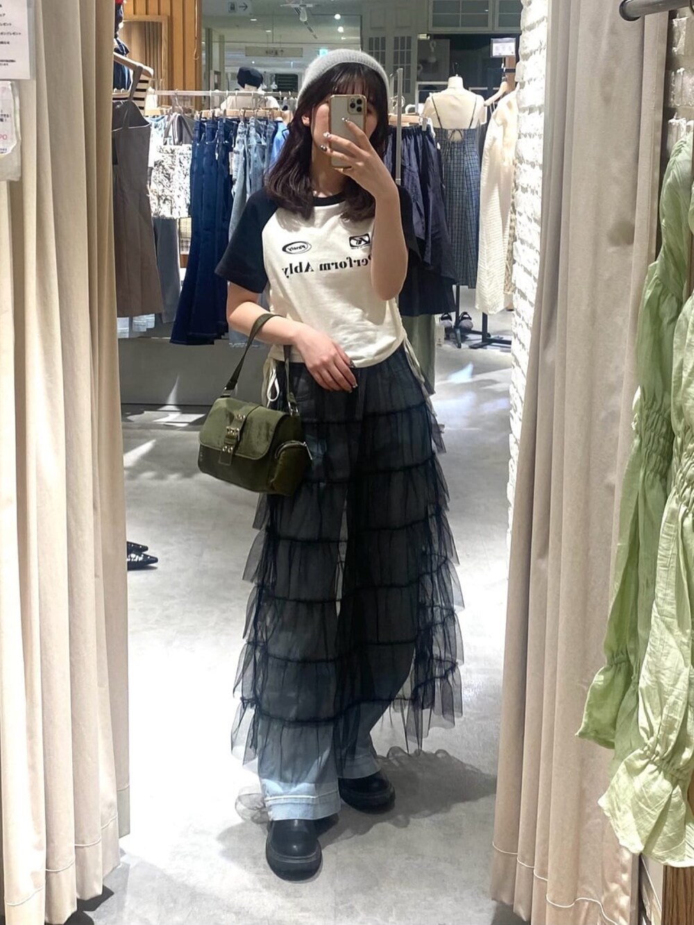 ホワイト系のTシャツ/カットソー、ブルー系のデニムパンツ、ブラック系のスカートを着用したレディースの夏コーディネートの4枚目の写真