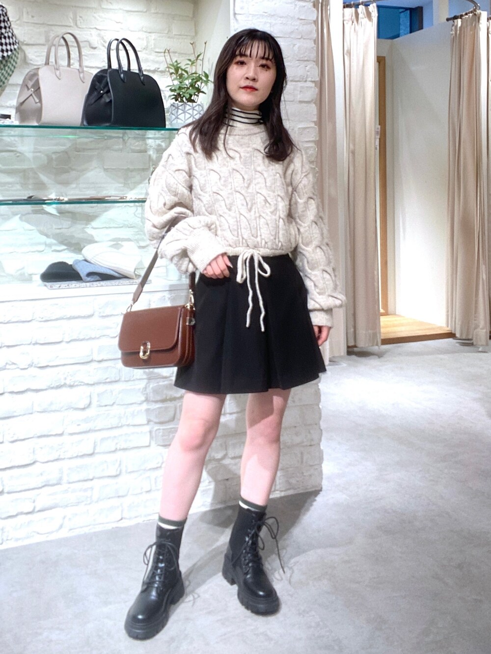 ホワイト系のニット/セーター、ホワイト系のニット/セーター、ブラック系のその他パンツを着用したレディースの冬コーディネートの3枚目の写真