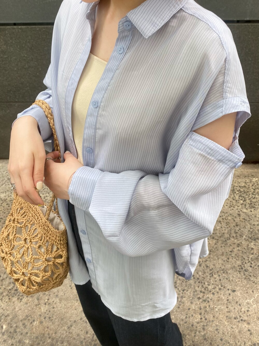 ブルー系のシャツ/ブラウス、ホワイト系のニット/セーター、ブルー系のデニムパンツを着用したレディースの春コーディネートの2枚目の写真