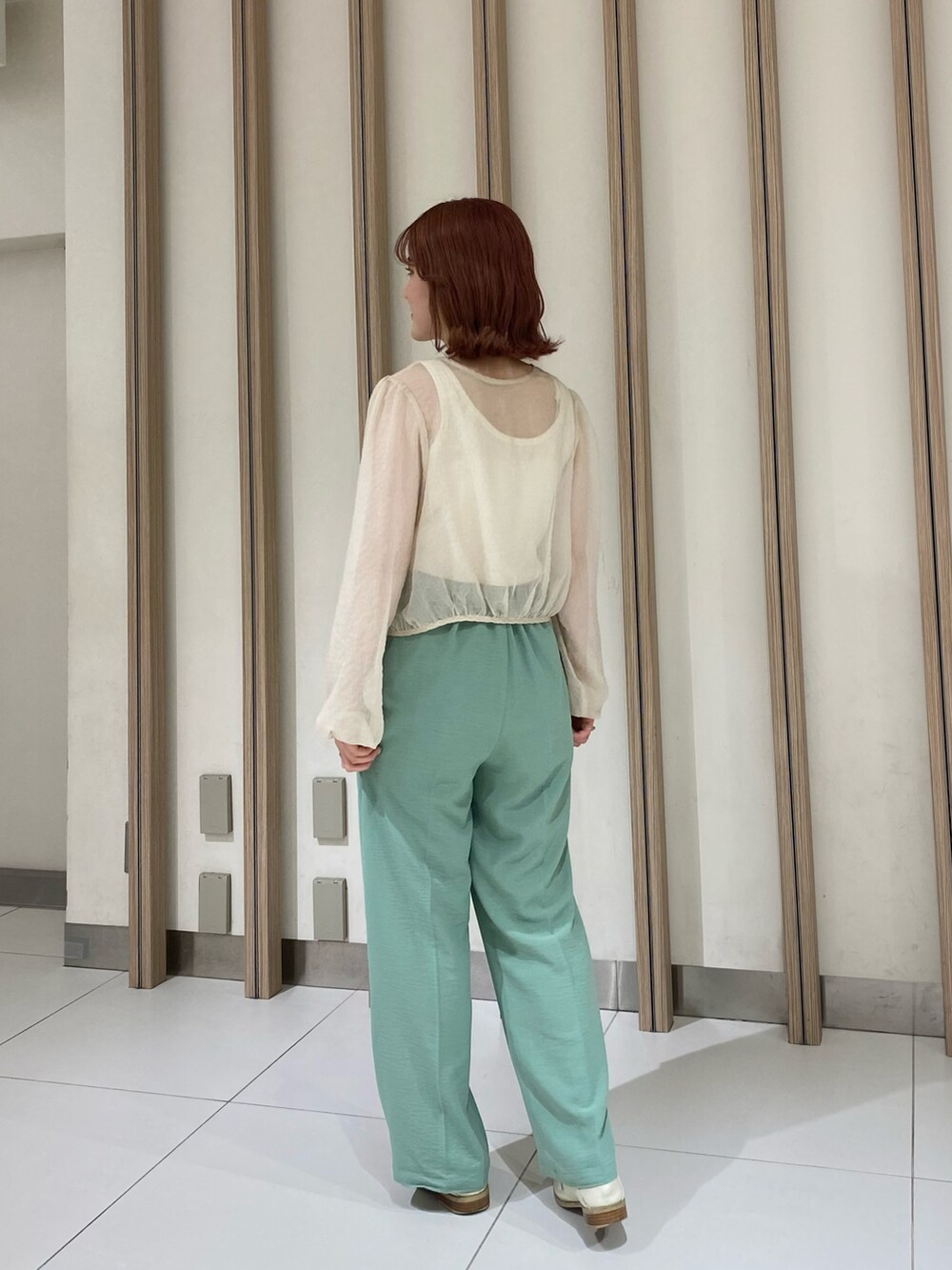 ホワイト系のシャツ/ブラウス、ホワイト系のタンクトップ、グリーン系のその他パンツを着用したレディースの春コーディネートの3枚目の写真