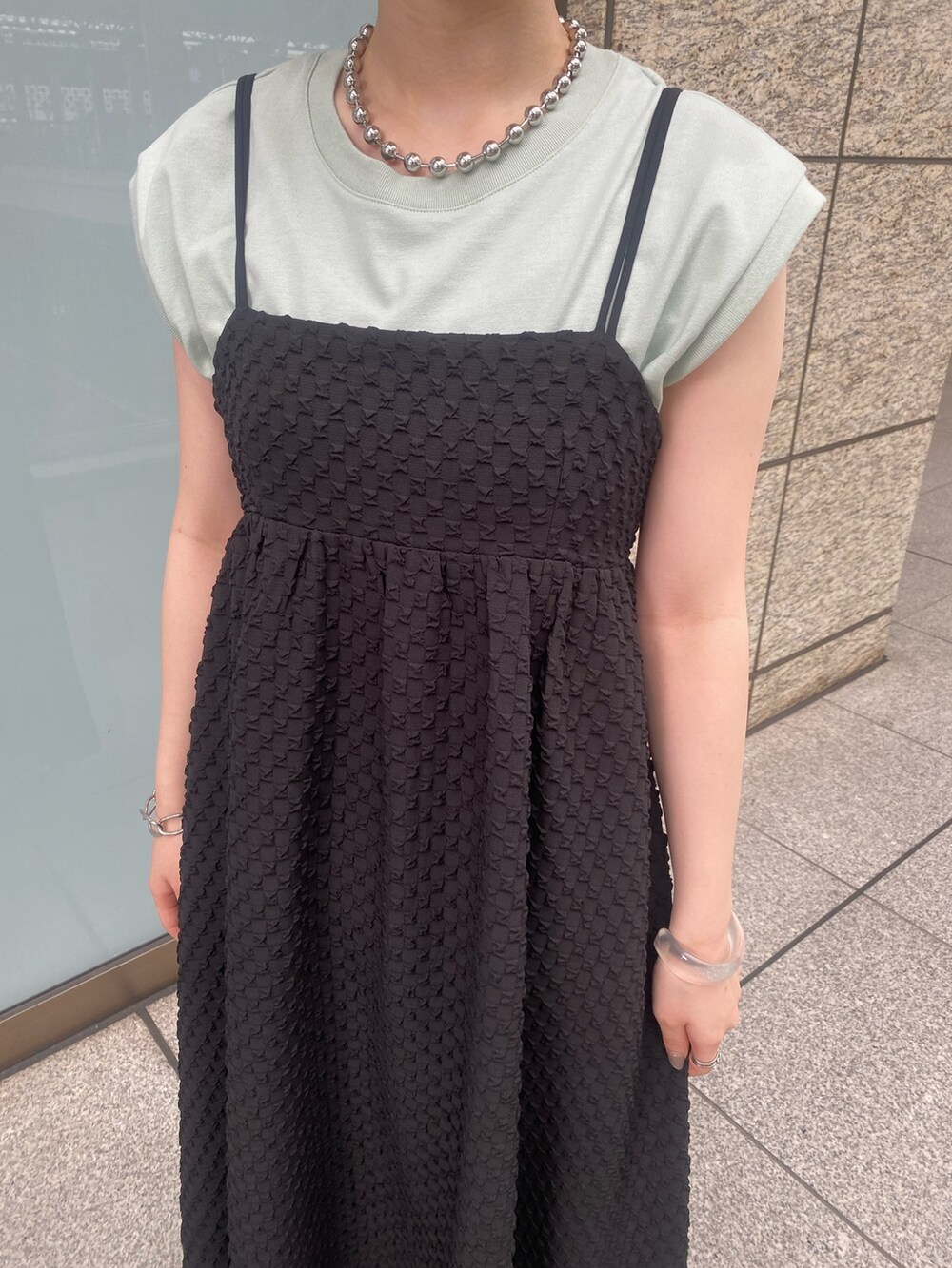 ホワイト系のサンダル、グリーン系のTシャツ/カットソー、ブラック系のワンピースを着用したレディースの夏コーディネートの6枚目の写真