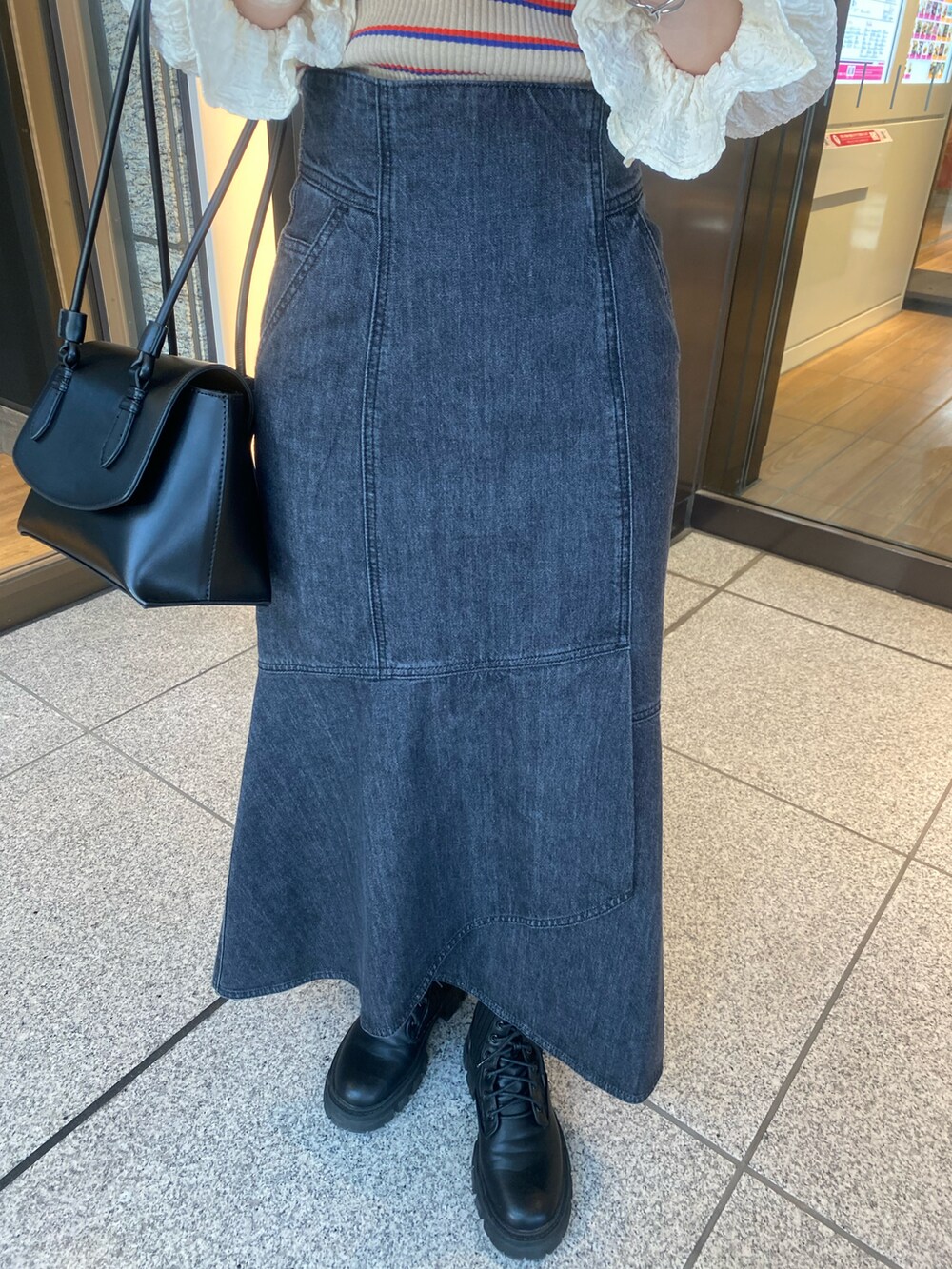 ホワイト系のシャツ/ブラウス、ベージュ系のタンクトップ、ブラック系のスカートを着用したレディースの春コーディネートの3枚目の写真