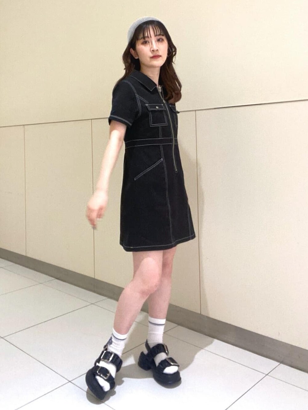 ブラック系のワンピース、ブラック系のサンダル、シルバー系のネックレスを着用したレディースの春コーディネートの4枚目の写真