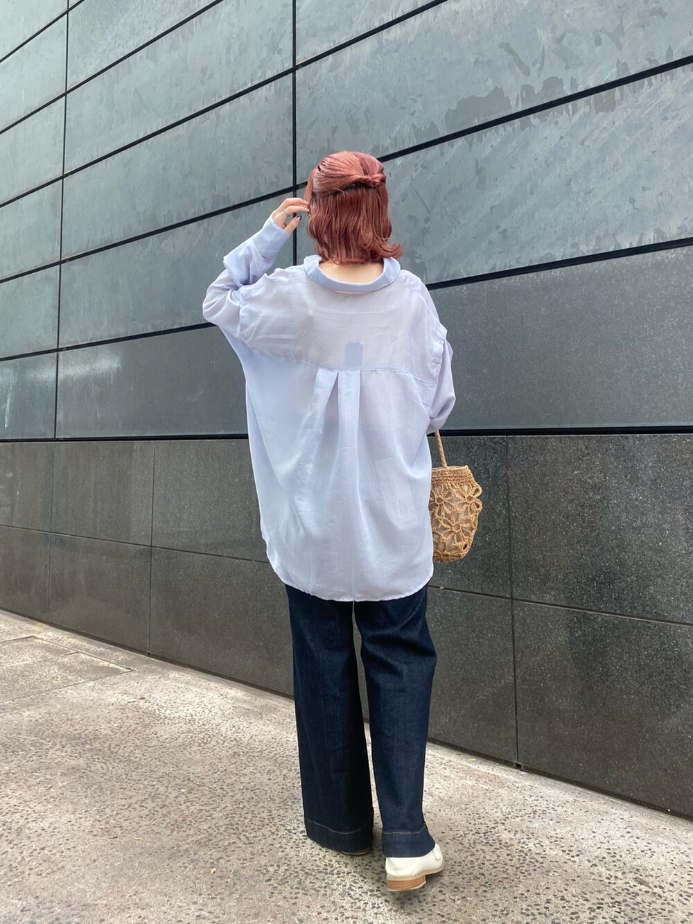 ブルー系のシャツ/ブラウス、ホワイト系のニット/セーター、ブルー系のデニムパンツを着用したレディースの春コーディネートの3枚目の写真