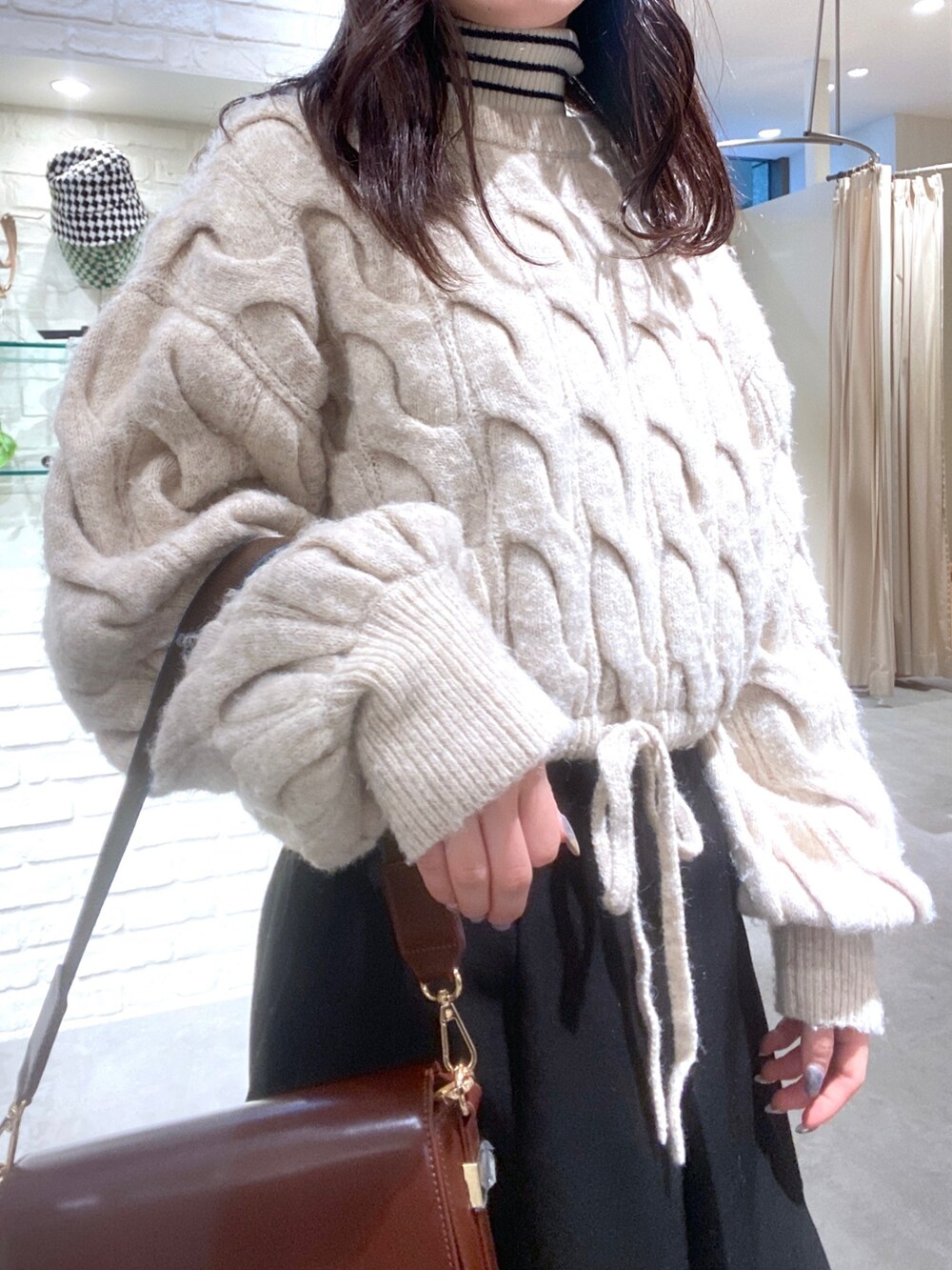 ホワイト系のニット/セーター、ホワイト系のニット/セーター、ブラック系のその他パンツを着用したレディースの冬コーディネートの4枚目の写真