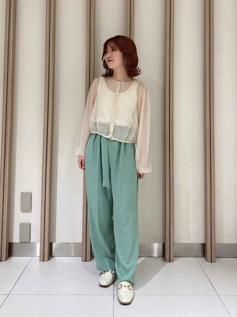 ホワイト系のシャツ/ブラウス、ホワイト系のタンクトップ、グリーン系のその他パンツを着用したレディースの春コーディネートの2枚目の写真