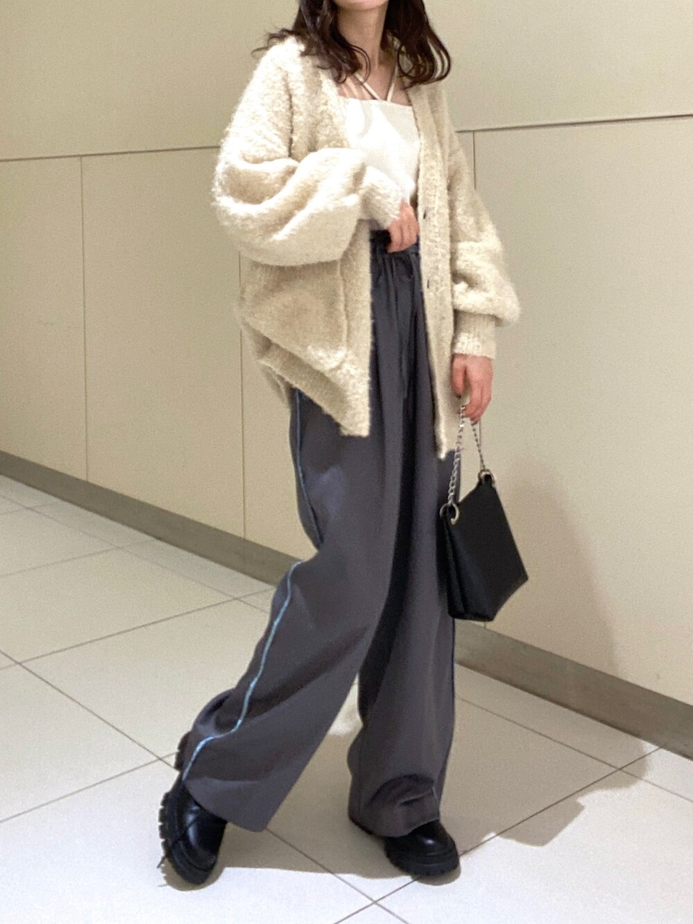 ホワイト系のカーディガン/ボレロ、グレー系のその他パンツ、ホワイト系のキャミソールを着用したレディースの秋コーディネートの2枚目の写真