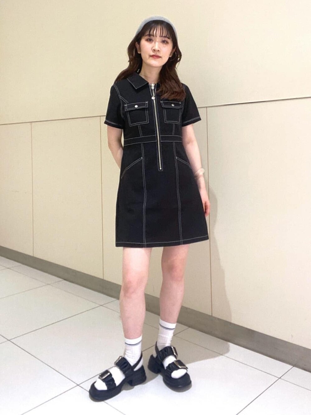 ブラック系のワンピース、ブラック系のサンダル、シルバー系のネックレスを着用したレディースの春コーディネートの2枚目の写真