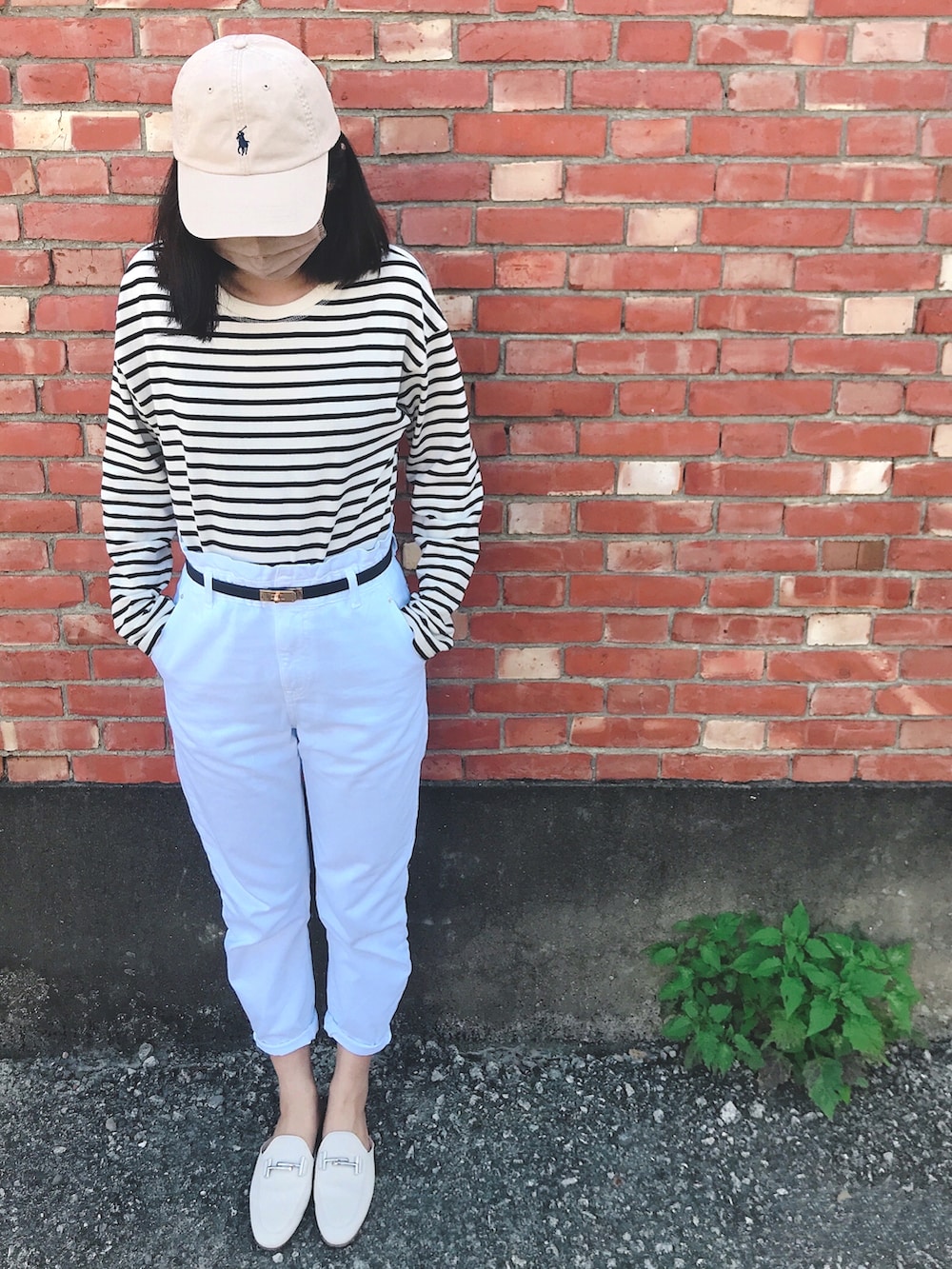 その他のトップス、ホワイト系のパンツ、ホワイト系のシューズを着用したレディースの冬コーディネートの2枚目の写真