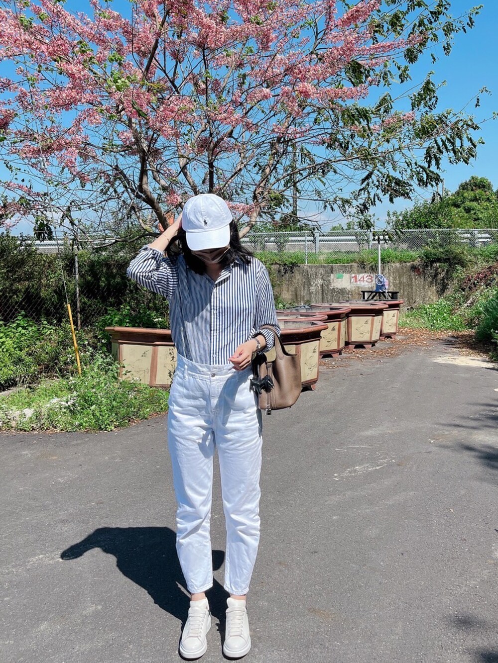 その他のシャツ/ブラウス、グレー系のバッグ、ホワイト系のデニムパンツを着用したレディースの春コーディネートの2枚目の写真