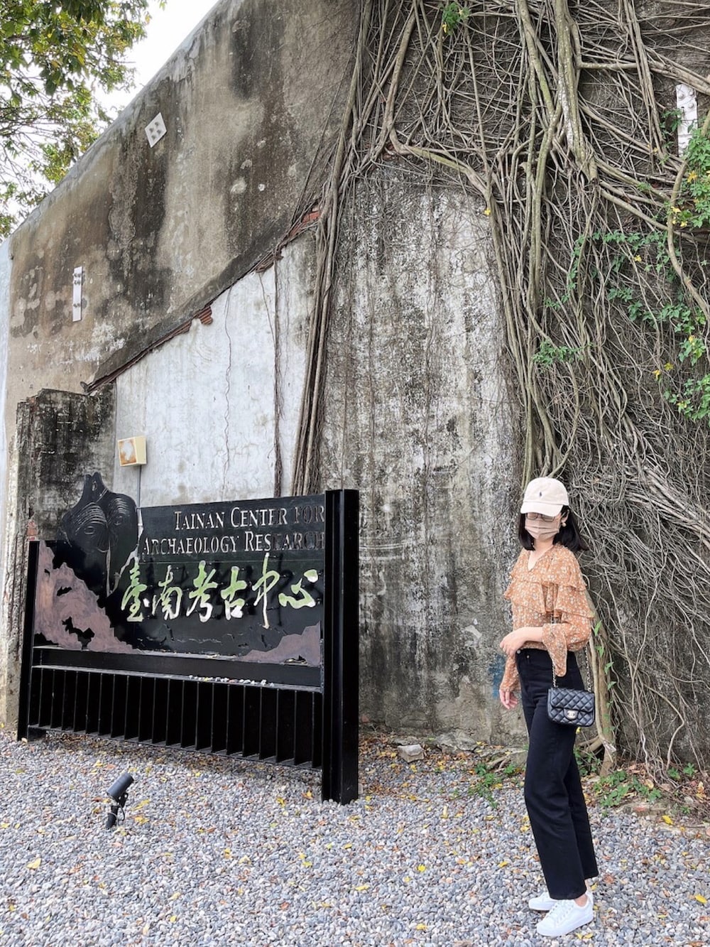 ブラック系のバッグ、ブラック系のデニムパンツ、ホワイト系のシューズを着用したレディースの春コーディネートの3枚目の写真