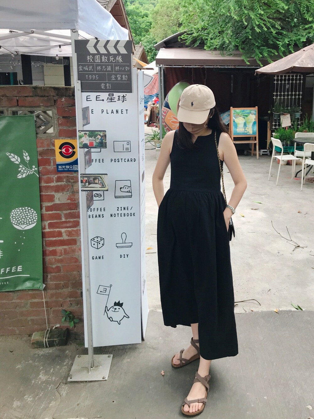 ブラック系のタンクトップ、ブラック系のワンピース、ブラック系のショルダーバッグを着用したレディースの秋コーディネートの4枚目の写真