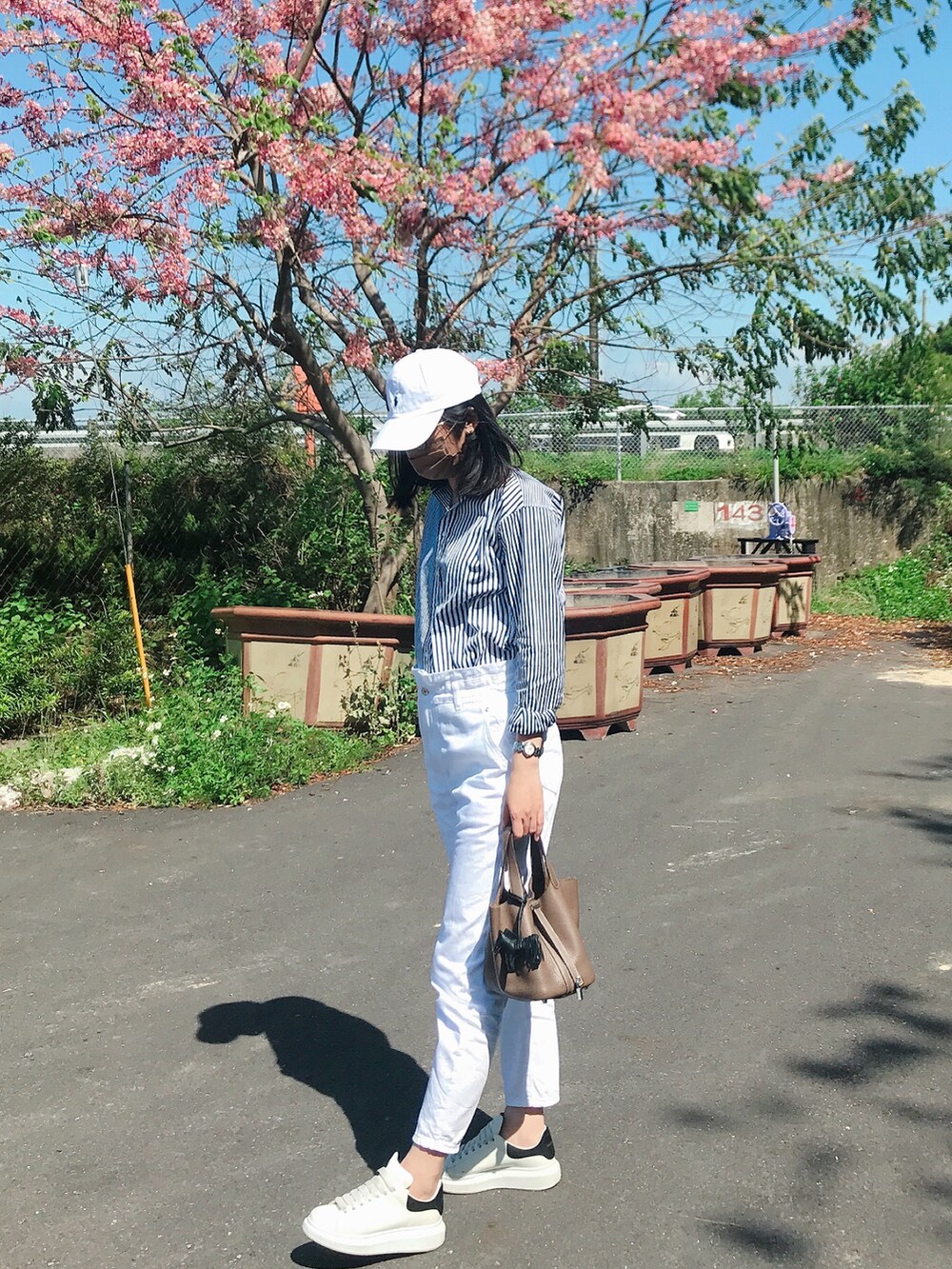 その他のシャツ/ブラウス、グレー系のバッグ、ホワイト系のデニムパンツを着用したレディースの春コーディネートの4枚目の写真