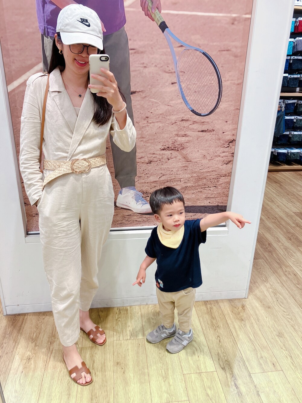 ベージュ系のつなぎ/オールインワン、ブラウン系のシューズ、ブラウン系のバッグを着用したレディースの春コーディネートの3枚目の写真