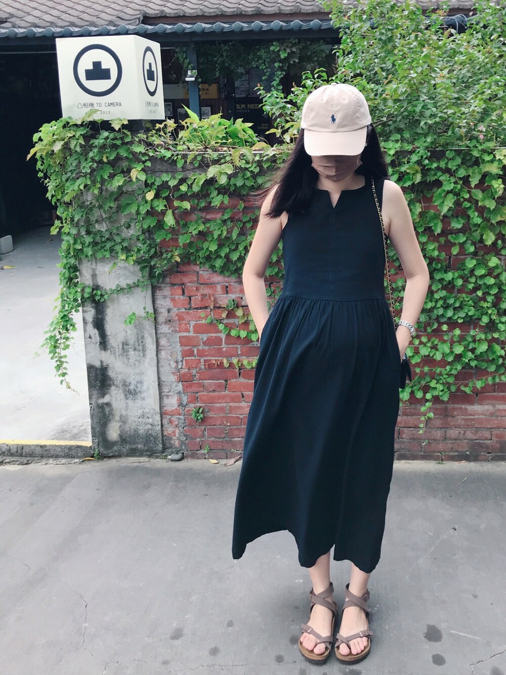 ブラック系のタンクトップ、ブラック系のワンピース、ブラック系のショルダーバッグを着用したレディースの秋コーディネートの3枚目の写真