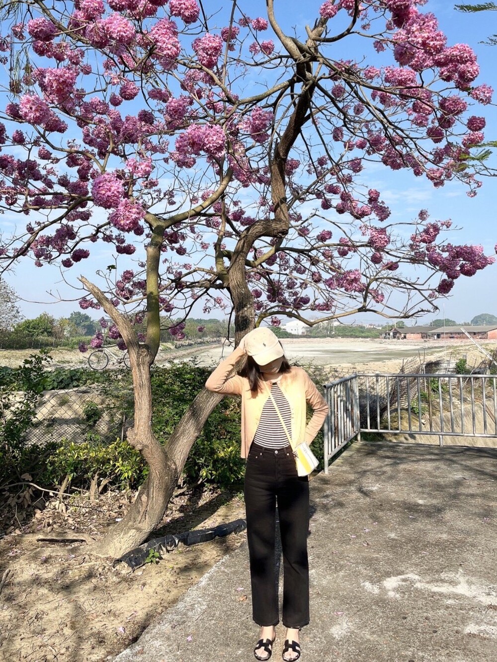 ベージュ系のジャケット/アウター、その他のトップス、グリーン系のバッグを着用したレディースの春コーディネートの2枚目の写真