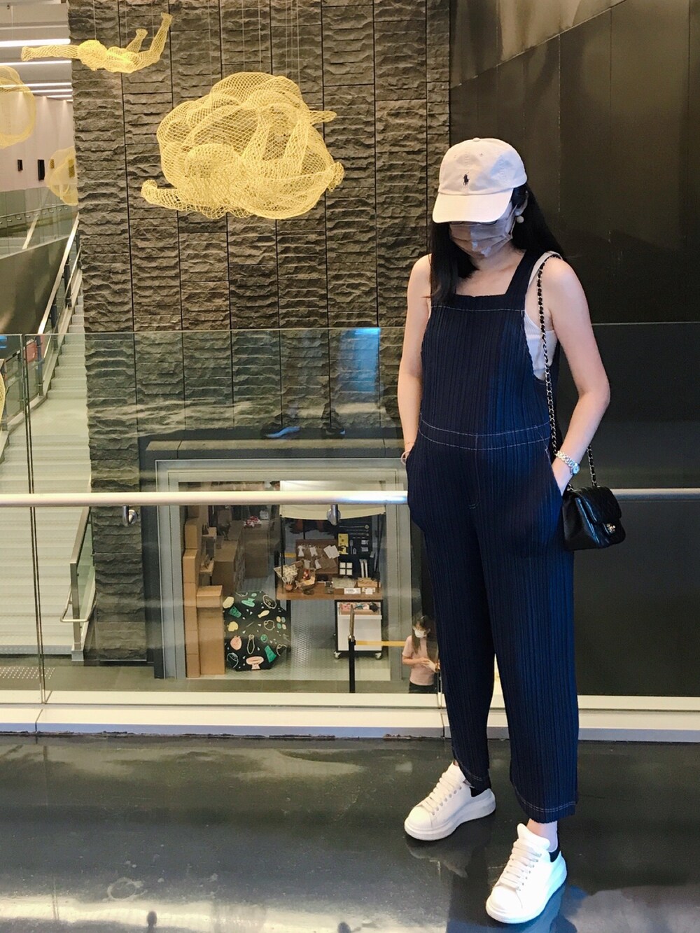 ベージュ系のジャケット/アウター、ブラック系のショルダーバッグ、ブルー系のオールインワン・サロペットを着用したレディースの夏コーディネートの2枚目の写真