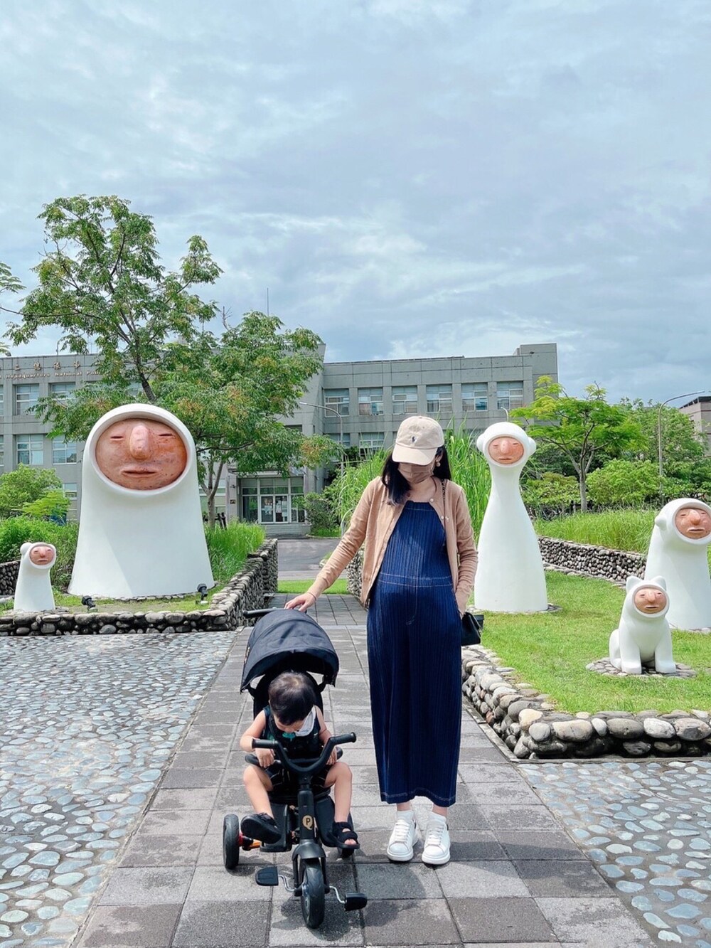 ベージュ系のジャケット/アウター、ブラック系のショルダーバッグ、ブルー系のオールインワン・サロペットを着用したレディースの夏コーディネートの3枚目の写真