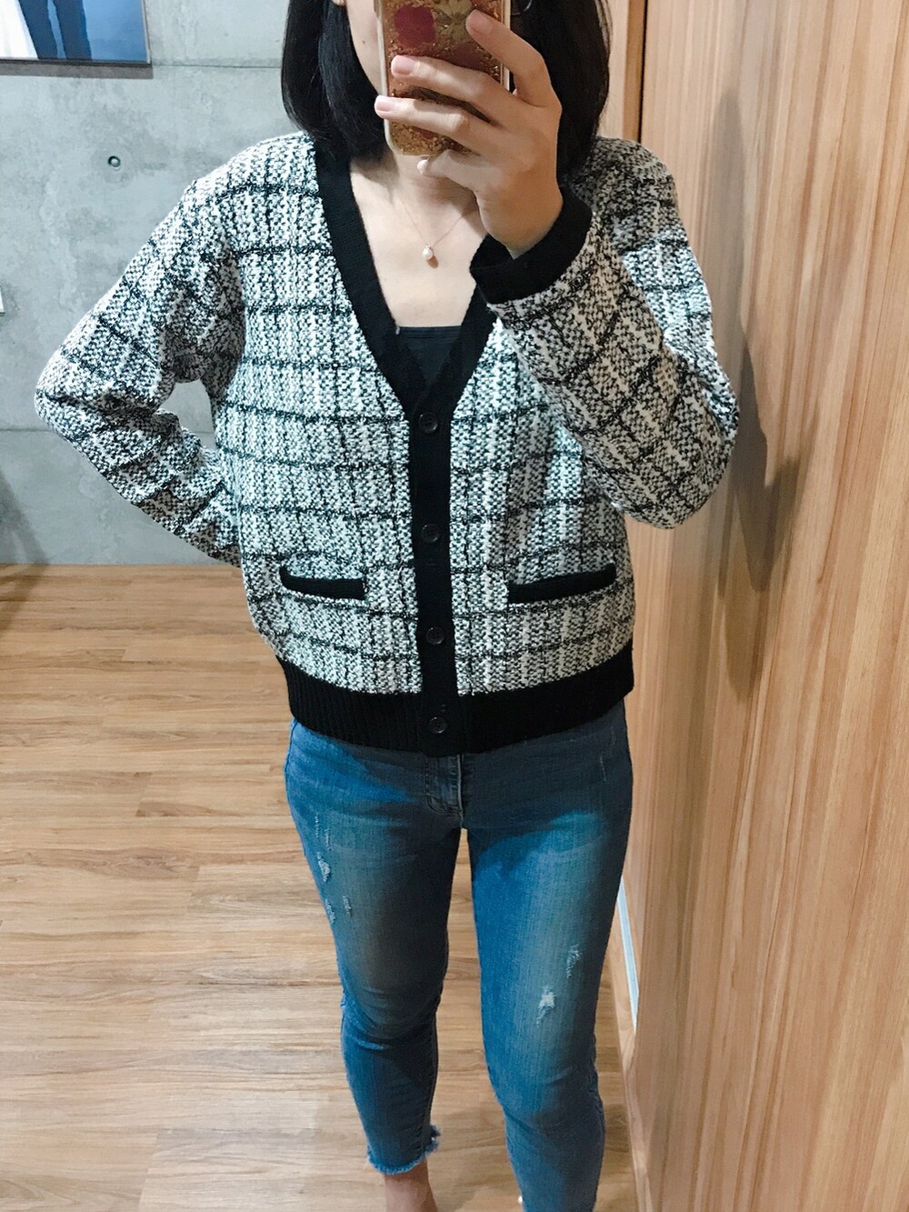 ブラック系のカーディガン/ボレロを着用したレディースの冬コーディネートの2枚目の写真