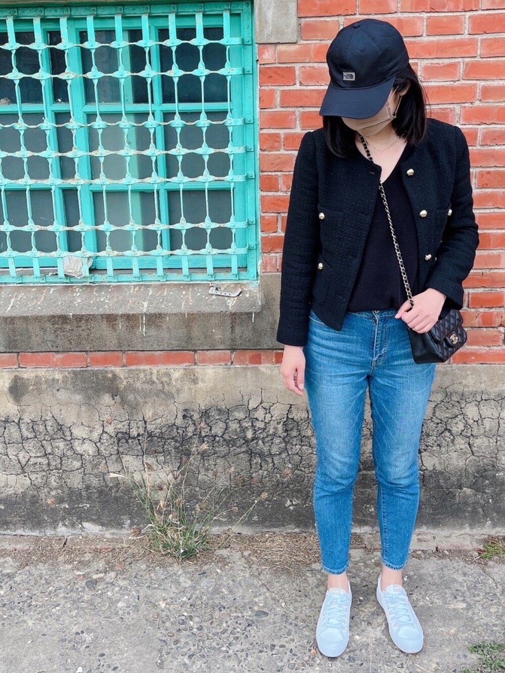 ブラック系のジャケット/アウター、ホワイト系のシューズ、ブラック系のバッグを着用したレディースの冬コーディネートの3枚目の写真