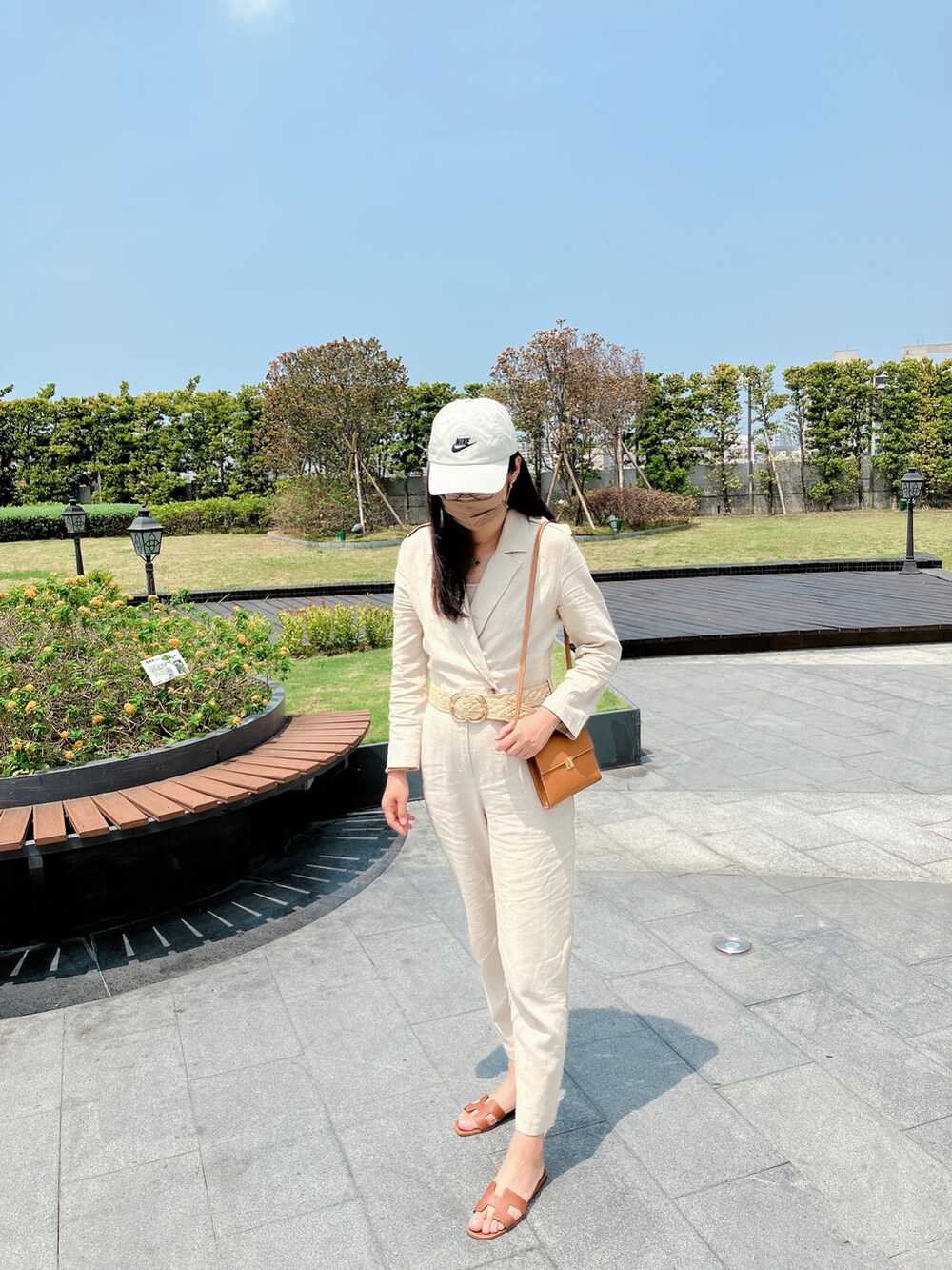 ベージュ系のつなぎ/オールインワン、ブラウン系のシューズ、ブラウン系のバッグを着用したレディースの春コーディネートの2枚目の写真