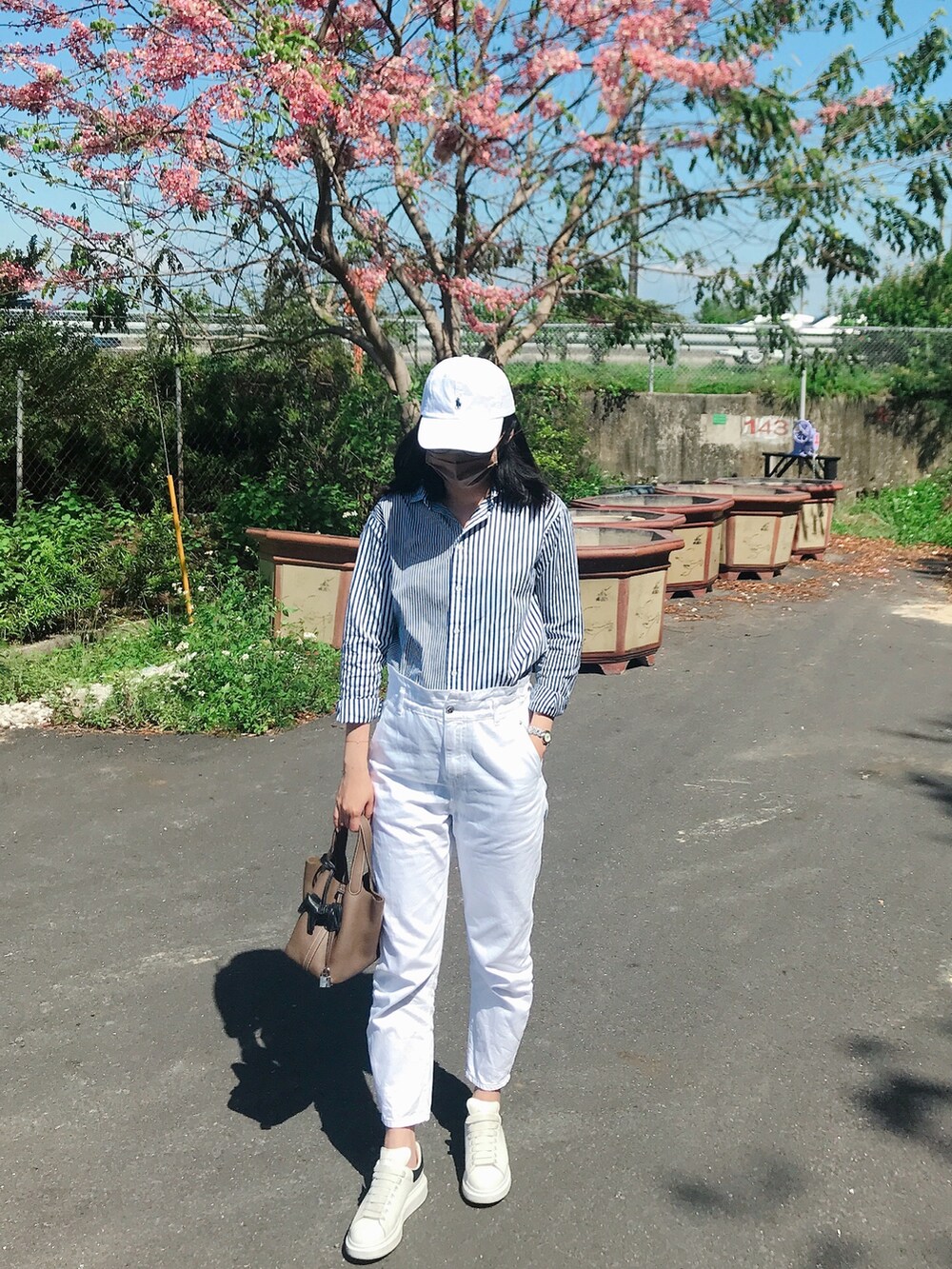 その他のシャツ/ブラウス、グレー系のバッグ、ホワイト系のデニムパンツを着用したレディースの春コーディネートの3枚目の写真