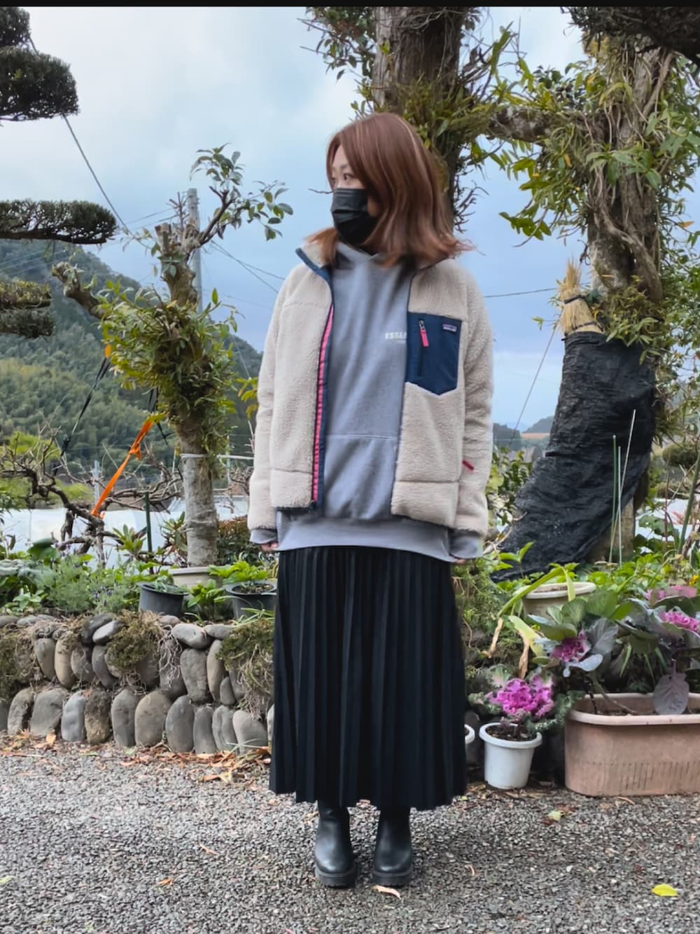「冬コーデ、おしゃれさんと繋がりたい、オーバーサイズ、レザースカート、ドクターマーチン、エッセンシャルズ、レトロX」｜「patagoniaのパタゴニアキッズレトロXジャケット（その他アウター、ピンク系）」を使った、M&Aさん（レディース・163cm）の冬コーディネートの2枚目の写真