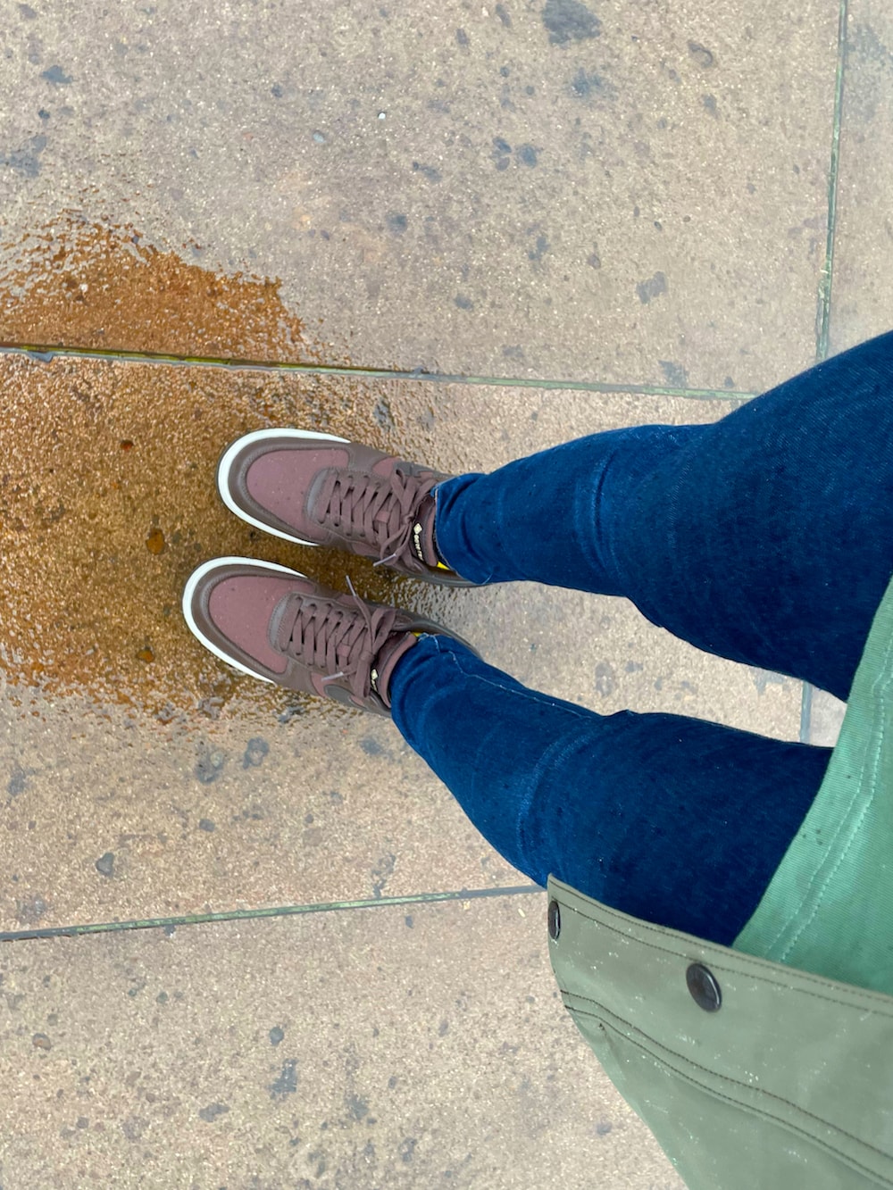 「雨の日コーデ、GORE-TEX、ビッグT、夏、ビッグシルエット、アニマルＴシャツ、ナイキスニーカー、エアフォース1」｜「AMERICAN HOLICのアイテム（デニムパンツ、ブルー系）」を使った、M&Aさん（レディース・163cm）の春コーディネートの2枚目の写真