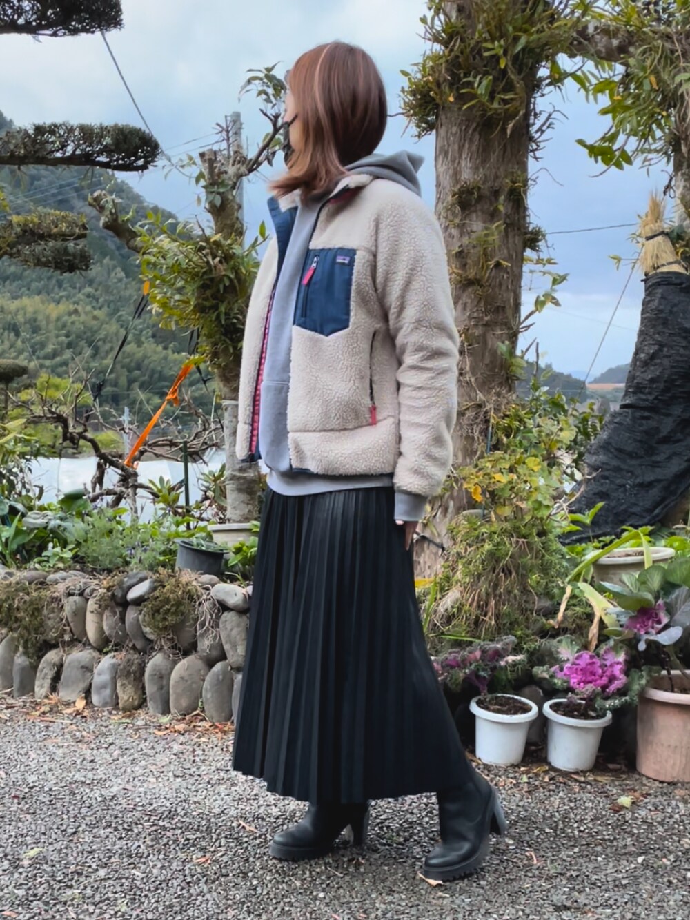 「冬コーデ、おしゃれさんと繋がりたい、オーバーサイズ、レザースカート、ドクターマーチン、エッセンシャルズ、レトロX」｜「patagoniaのパタゴニアキッズレトロXジャケット（その他アウター、ピンク系）」を使った、M&Aさん（レディース・163cm）の冬コーディネートの3枚目の写真
