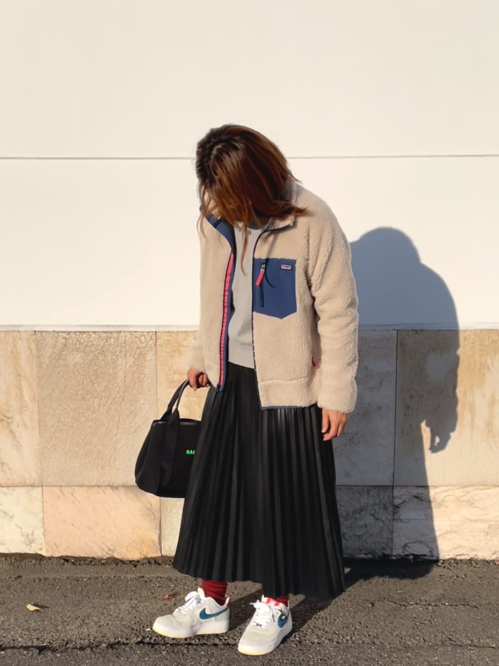 「秋のコーデ、大人かわいい、パタゴニアレトロX、プリーツスカート　黒、未来のWEARISTAプロジェクト、レザースカート、スカートスタイル、NIKE AIR FORCE、ボアジャケット、NIKE」｜「BALENCIAGAのアイテム（トートバッグ、ブラック系）」を使った、M&Aさん（レディース・163cm）の秋コーディネートの2枚目の写真