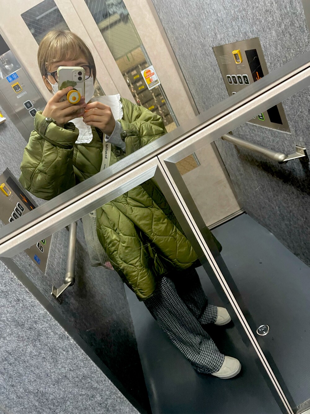 グリーン系のジャケット/アウター、グレー系のスウェット、ブラック系のその他パンツを着用したレディースの秋コーディネートの2枚目の写真