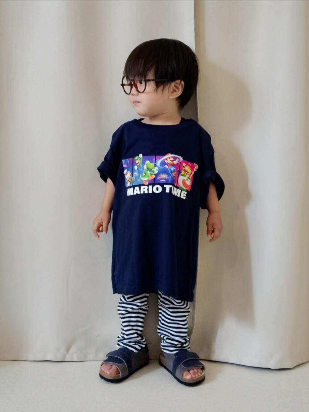 ブルー系のTシャツ/カットソー、ブルー系のパンツ、ブルー系のサンダルを着用したキッズの夏コーディネートの2枚目の写真
