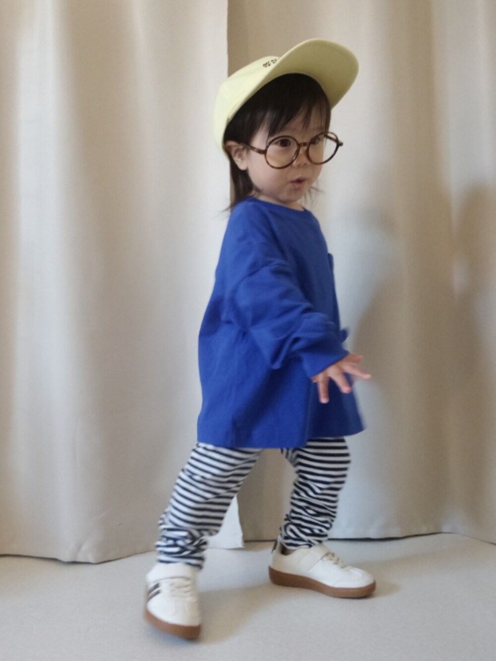 ブルー系のTシャツ/カットソー、ブルー系のパンツ、ブラック系のスニーカーを着用したキッズの夏コーディネートの3枚目の写真