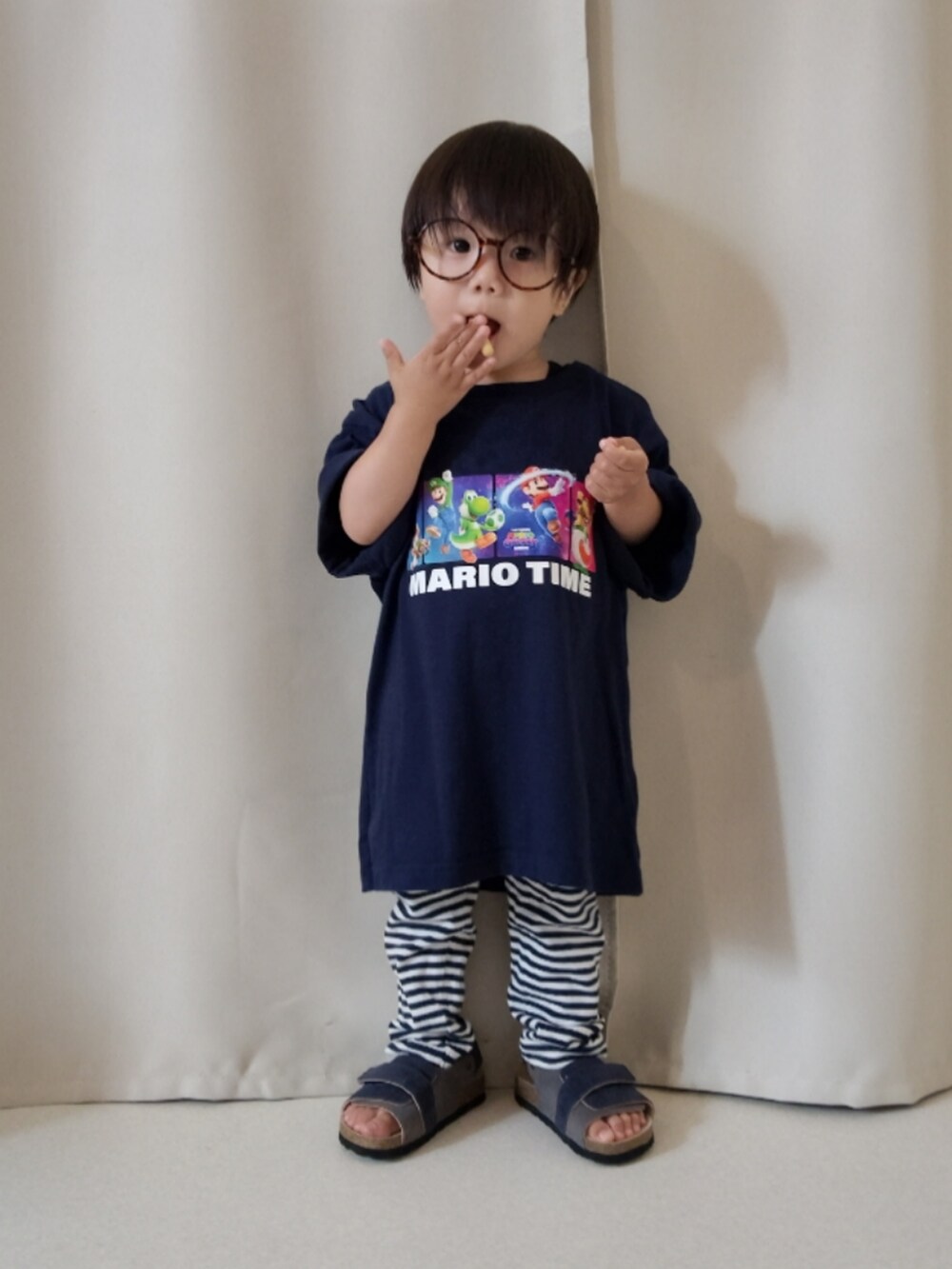 ブルー系のTシャツ/カットソー、ブルー系のパンツ、ブルー系のサンダルを着用したキッズの夏コーディネートの3枚目の写真