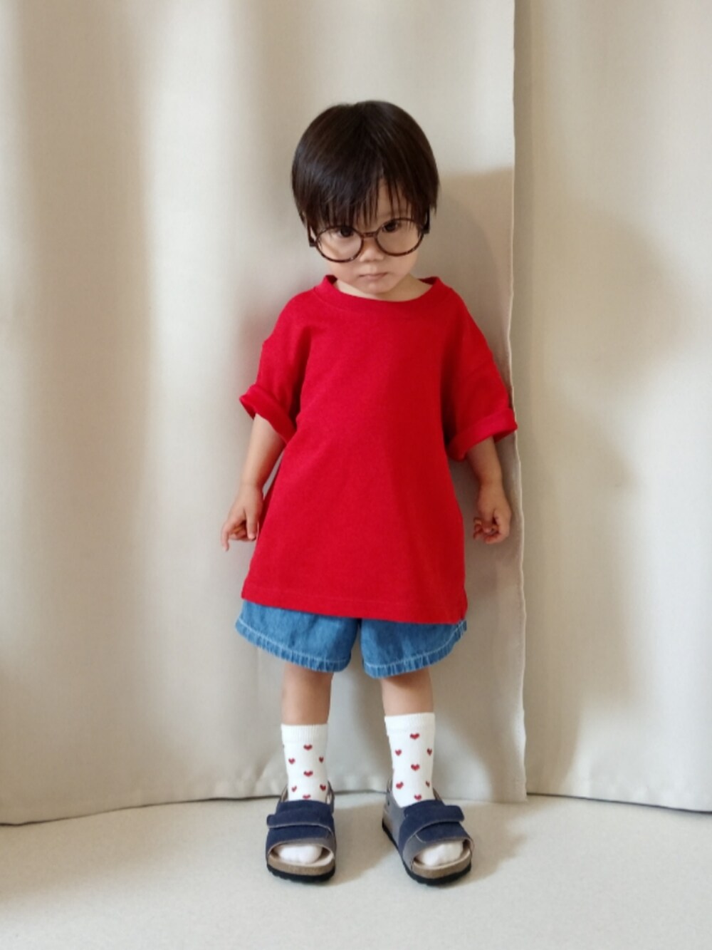 レッド系のTシャツ/カットソー、ブルー系のパンツ、ブルー系のサンダルを着用したキッズの夏コーディネートの4枚目の写真