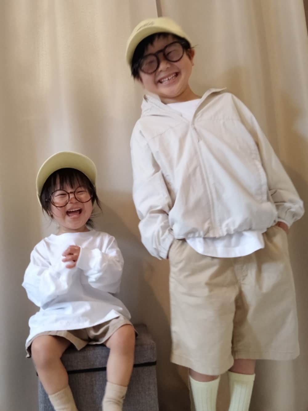 ホワイト系のTシャツ/カットソー、ホワイト系のジャケット/アウター、ベージュ系のパンツを着用したキッズの夏コーディネートの4枚目の写真