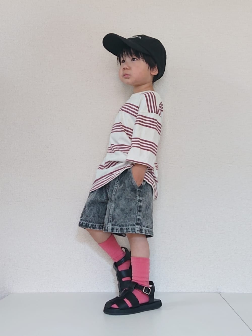 ホワイト系のTシャツ/カットソー、ブラック系のデニムパンツ、ブラック系のサンダルを着用したキッズの夏コーディネートの2枚目の写真