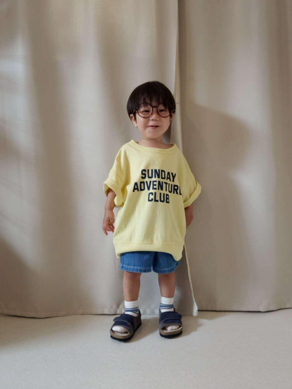 イエロー系のTシャツ/カットソー、ブルー系のパンツ、ブルー系のサンダルを着用したキッズの夏コーディネートの5枚目の写真
