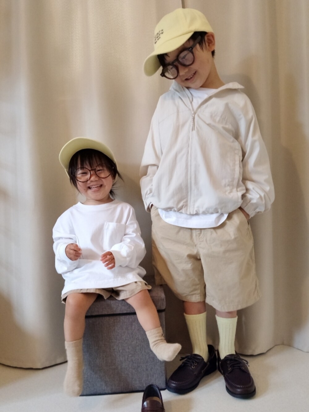 ホワイト系のTシャツ/カットソー、ホワイト系のジャケット/アウター、ベージュ系のパンツを着用したキッズの夏コーディネートの3枚目の写真