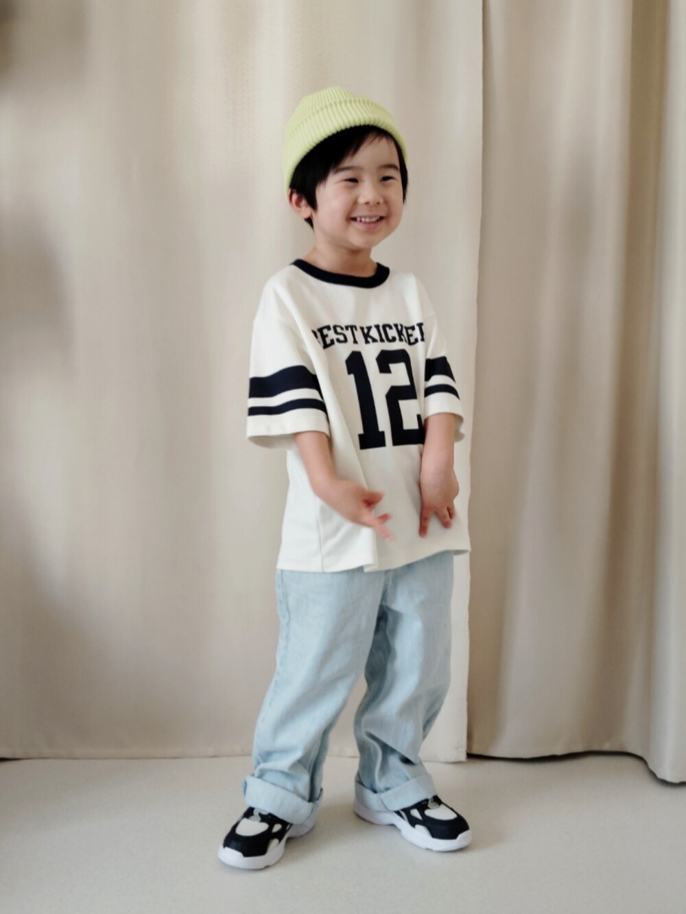 「春色、春コーデ、淡色コーデ、きれいめカジュアル、パステルカラー、ロゴT、デニム、デニムパンツ、お出かけコーデ、スニーカー、ニット帽、休日スタイル、春夏コーデ、デートコーデ、カジュアルコーデ」｜「GUのアイテム（ニットキャップ/ビーニー、イエロー系）」を使った、REIさん（キッズ・100cm）の春コーディネートの2枚目の写真