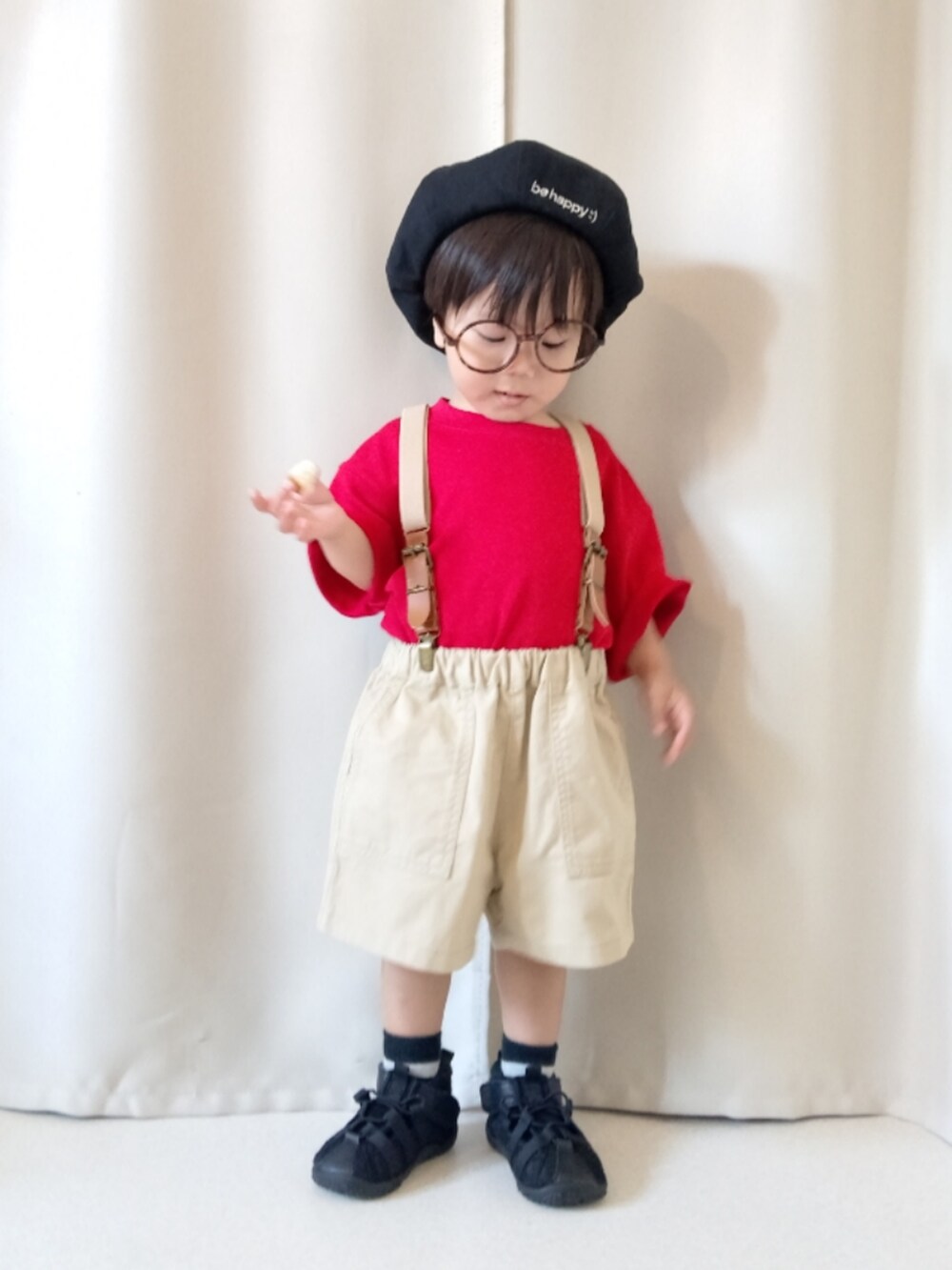 レッド系のTシャツ/カットソー、ベージュ系のパンツ、ブラック系のサンダルを着用したキッズの夏コーディネートの3枚目の写真
