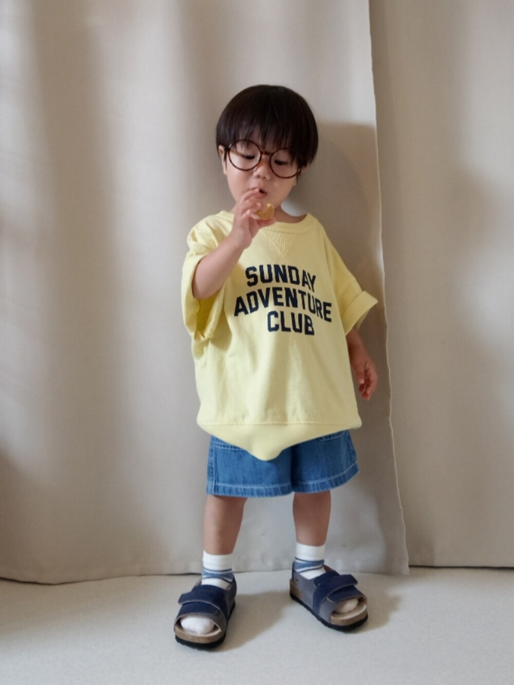 イエロー系のTシャツ/カットソー、ブルー系のパンツ、ブルー系のサンダルを着用したキッズの夏コーディネートの3枚目の写真